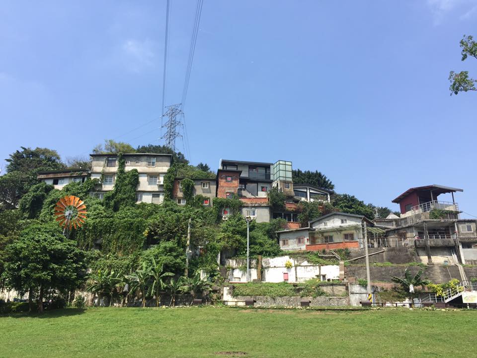 ▴寶藏巖國際藝術村座落在台北市區內的小山丘上。圖片來源／Yun