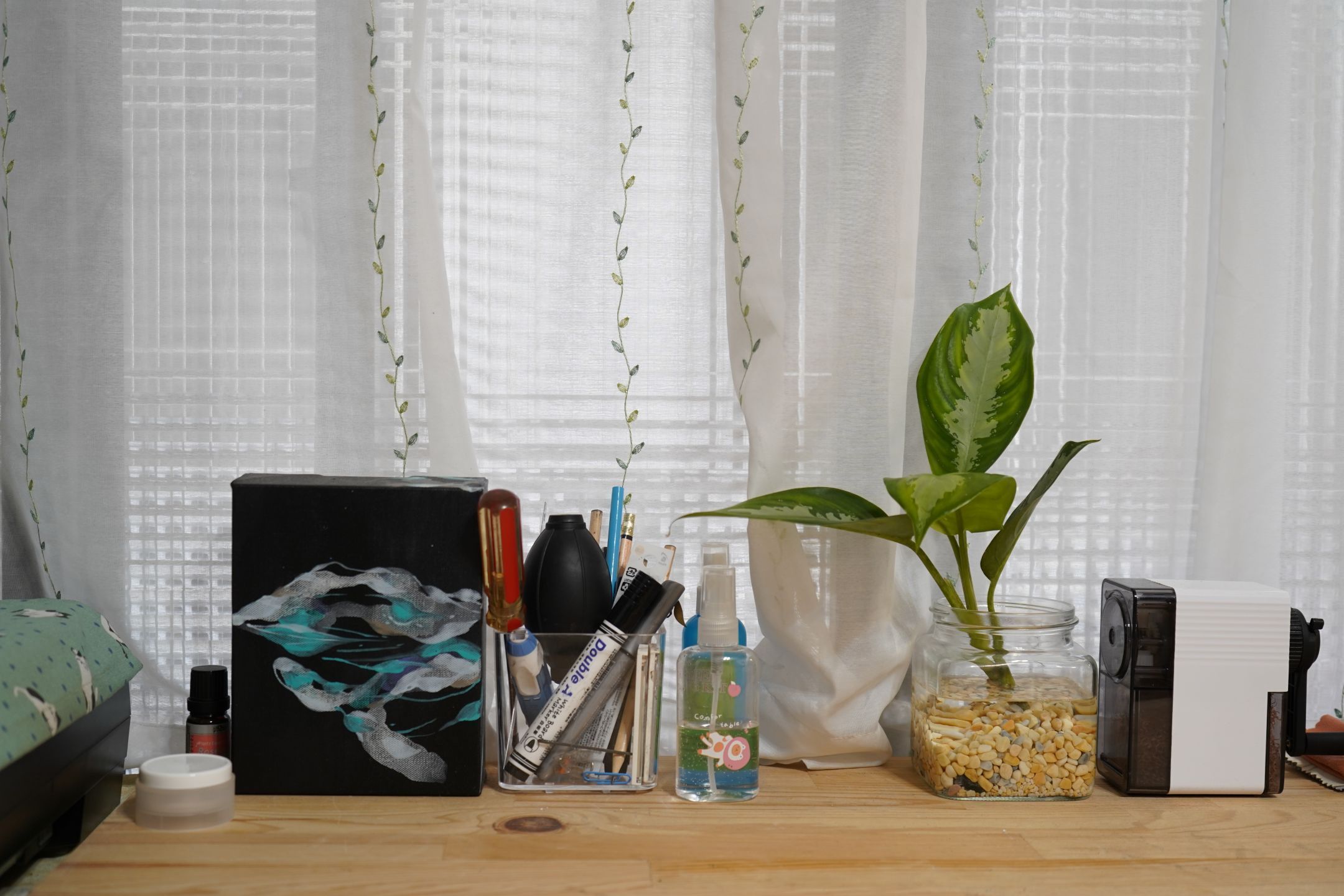 ▴在昕宜的書桌上，整齊擺放的文具之中，穿插著一幅自己私藏的〈潛意識邊緣〉系列作品。攝影／TYL Ariel